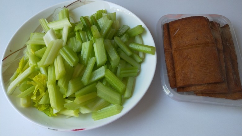 西芹炒香干,切好装盘备用。