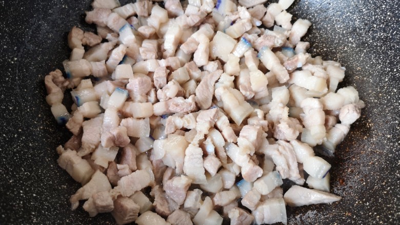 香菇卤肉饭,炒锅内倒一点食用油烧热,下入五花肉煸炒出油脂。