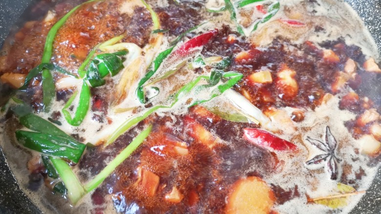 香菇卤肉饭,大火烧开以后转中小火炖半个小时。
另起一个锅将<a style='color:red;display:inline-block;' href='/shicai/ 9'>鸡蛋</a>煮熟剥皮备用。