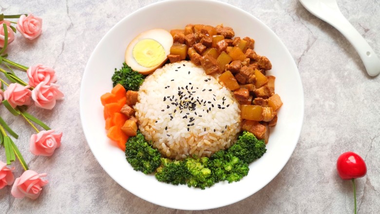 香菇卤肉饭,将蒸好的<a style='color:red;display:inline-block;' href='/shicai/ 507'>米饭</a>装在小碗里,倒扣在盘子里撒上黑芝麻,卤蛋切开摆在边上,再摆上焯好的西兰花和胡萝卜,最后浇上卤肉土豆块。