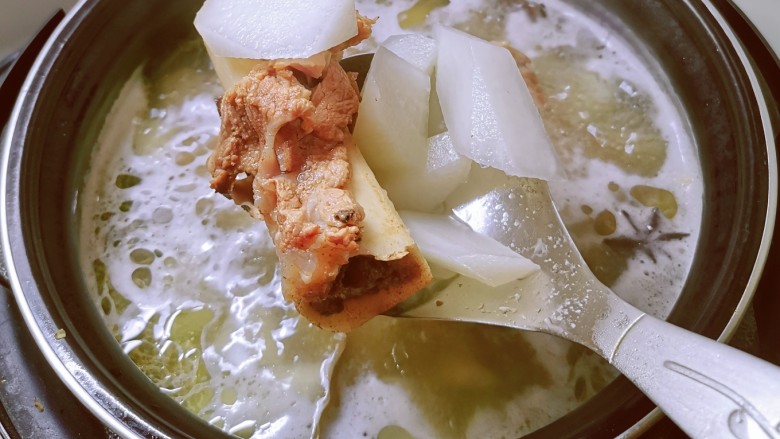 棒骨萝卜汤,煮至食材达到自己喜欢的口感,关火出锅。