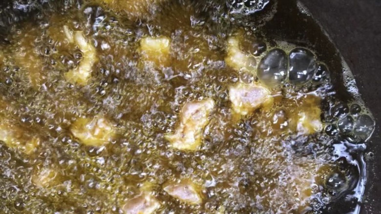 菠萝炒鸡,放入鸡肉丁,炸至定型