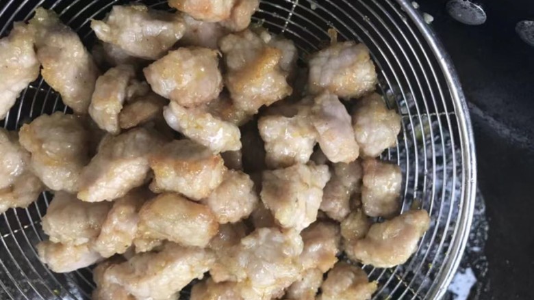 菠萝炒鸡,捞出,继续烧油至八成热
