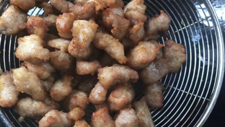 菠萝炒鸡,炸至金黄色,捞出滤油
