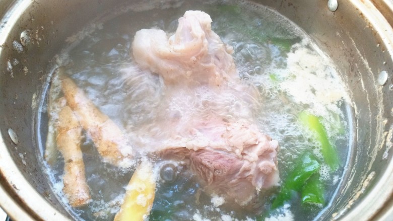 棒骨萝卜汤,煮5分钟撇去血末,捞出洗净