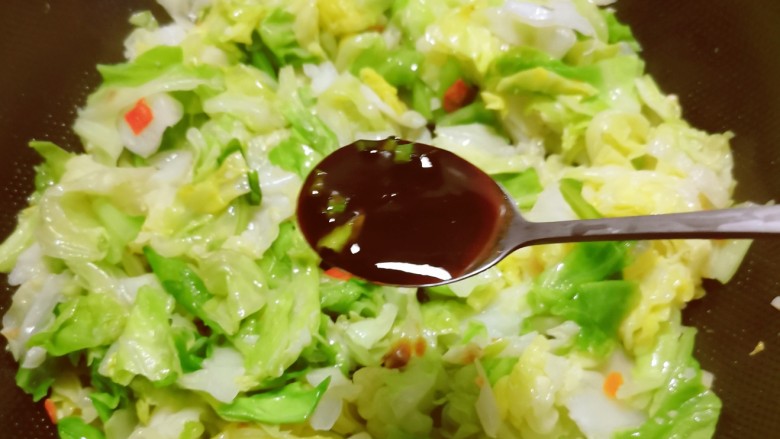 双椒手撕包菜,倒入<a style='color:red;display:inline-block;' href='/shicai/ 692'>酱油</a>和<a style='color:red;display:inline-block;' href='/shicai/ 47006'>烧烤酱</a>提味，翻炒均匀。