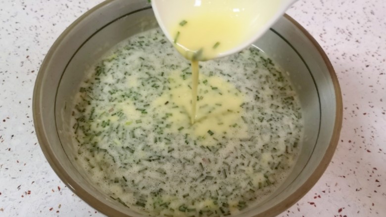 野菜鸡蛋饼,搅拌均匀,静置一会儿备用。