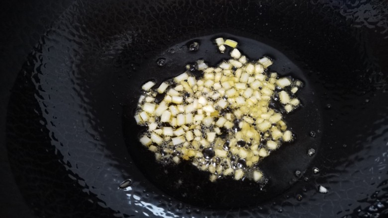 鱼香茄子盖饭,热锅凉油,放入葱蒜末炒出香味