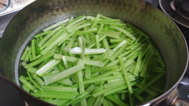 西芹炒香干,芹菜焯水