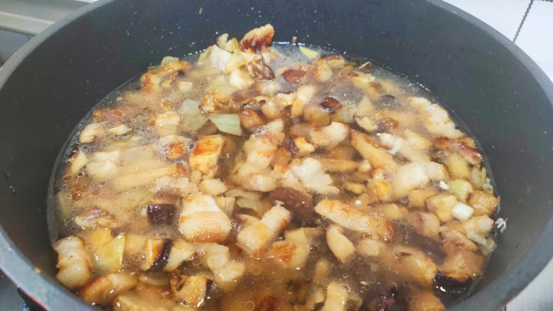 香菇卤肉饭,加入浸泡香菇的水,水量与食材平齐即可