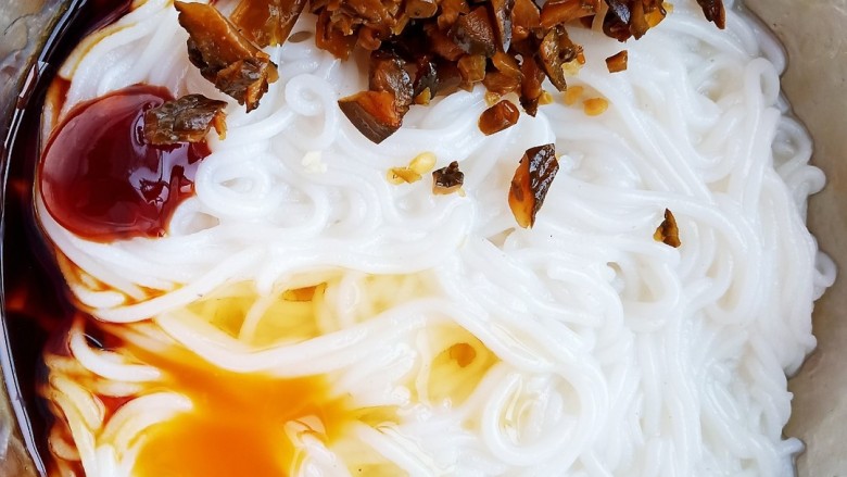 干捞粉丝,煮好的米粉中加少许食盐，一勺<a style='color:red;display:inline-block;' href='/shicai/ 788'>生抽</a>，半勺老抽，一勺鸡汁，一勺<a style='color:red;display:inline-block;' href='/shicai/ 3738'>芝麻油</a>，半勺<a style='color:red;display:inline-block;' href='/shicai/ 721'>蚝油</a>。