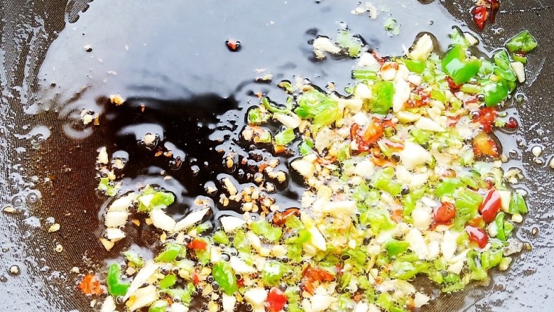 干捞粉丝,锅中烧油,爆香切好的配料,然后浇在米粉上。