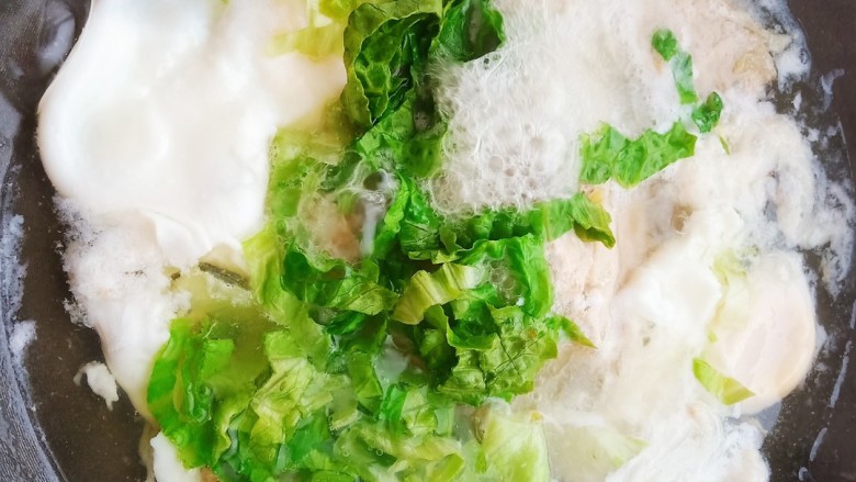 干捞粉丝,加入生菜碎,一勺鸡汁和适量食盐,淋入几滴芝麻油。