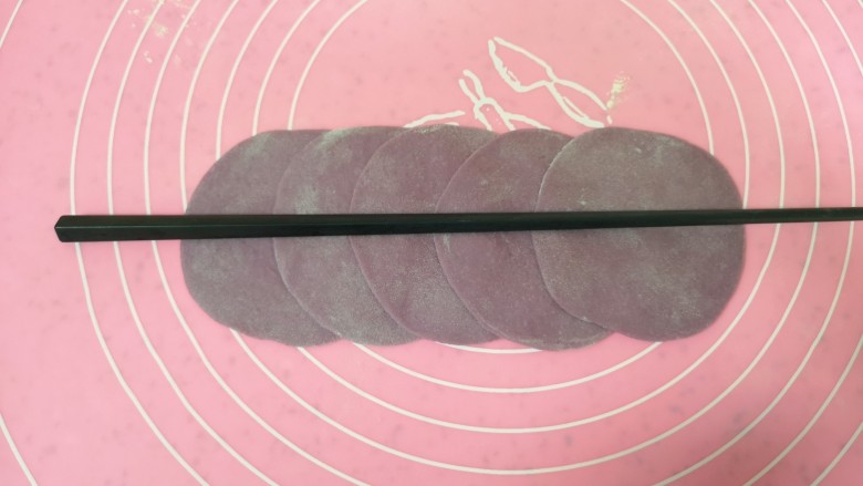 花朵馒头,五张面片一组排列好,用筷子在中间压一下。