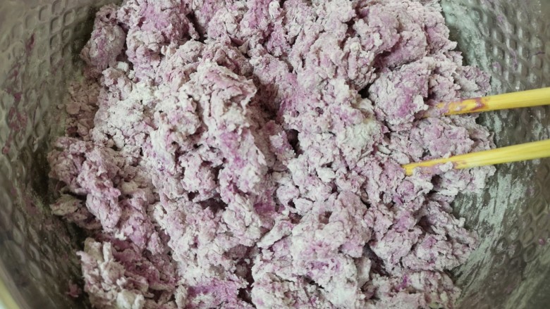 花朵馒头,用筷子搅拌成絮状。