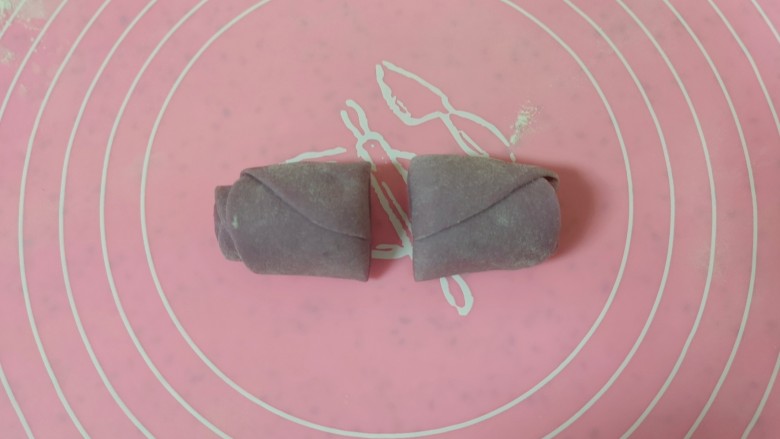 花朵馒头,卷起来,沿着筷子的压痕切开。