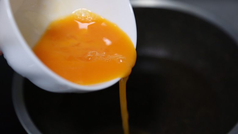 秋葵煎蛋,锅里烧热油,倒入蛋液