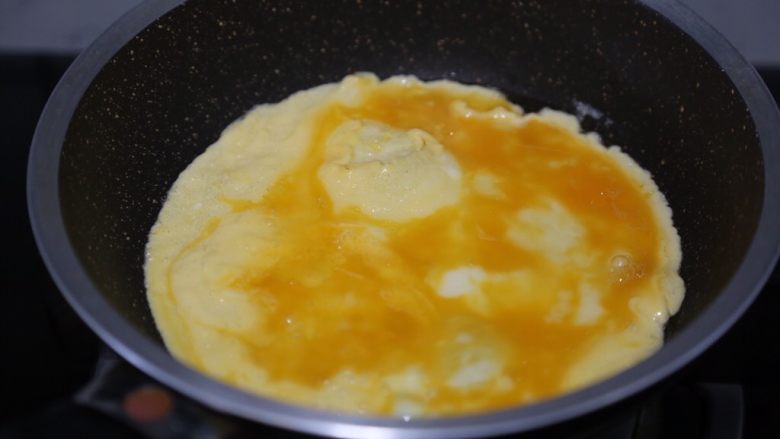 秋葵煎蛋,煎至蛋液凝固