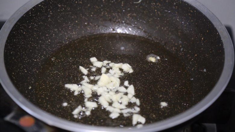 秋葵煎蛋,锅里再加一点油,爆香蒜末