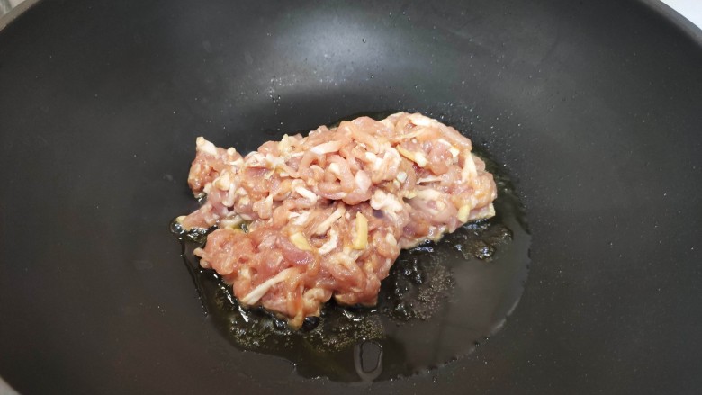 葱爆肉丝,油热，加入肉丝