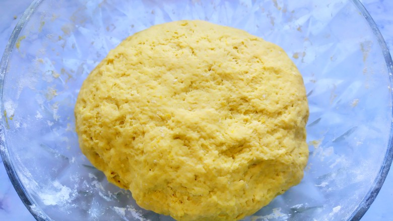 花朵馒头,揉成面团,揉好的面团盖保鲜膜,放在温暖处发酵到原面团的二倍大
