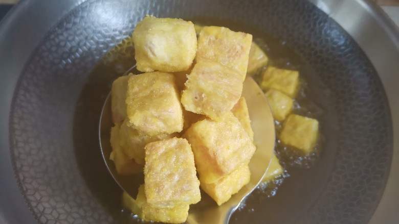 椒盐豆腐,中小火炸至表面,金黄酥脆,捞出控油