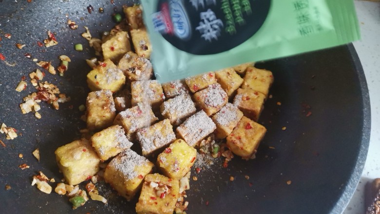 椒盐豆腐,最后关火,加入适量的椒盐粉,