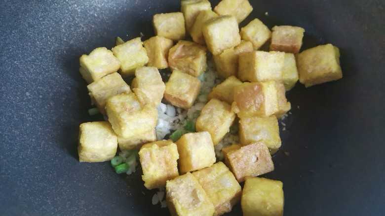椒盐豆腐,加入炸好的豆腐,煸炒出香味