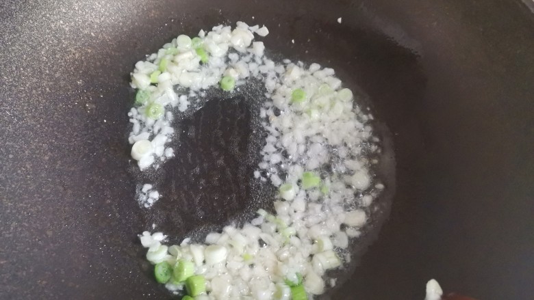 椒盐豆腐,锅烧油,油热下肉葱蒜末爆香