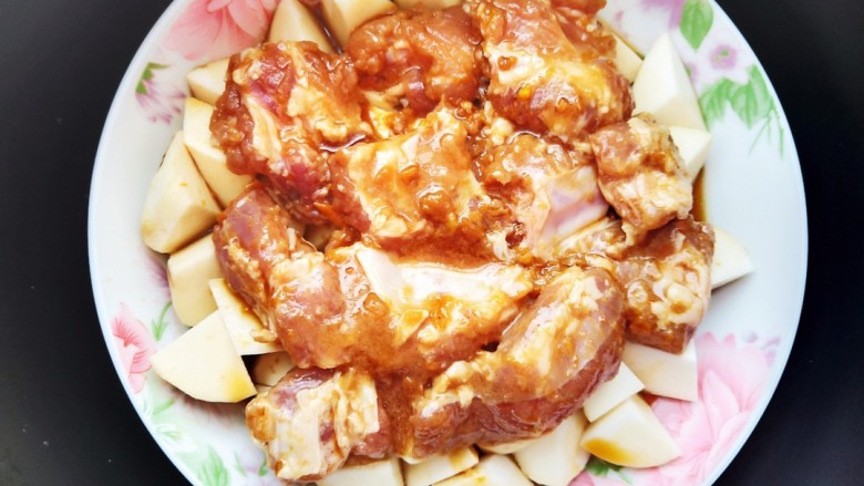 酱油蒸肉,准备两勺酱油和适量清水搅拌均匀淋入盘中,上锅蒸20分钟左右。