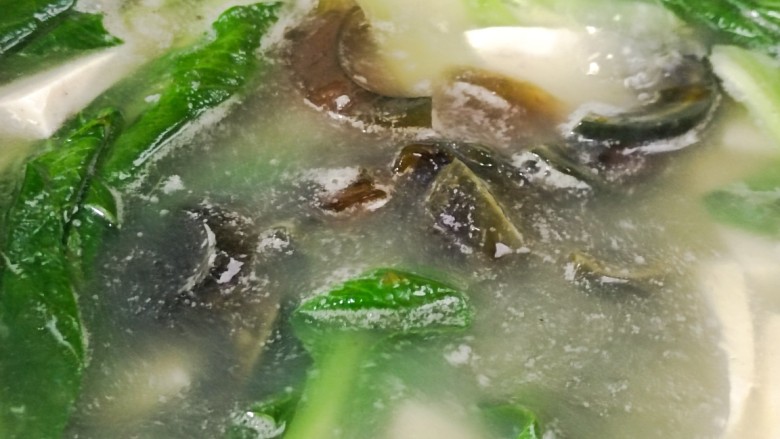 皮蛋豆腐汤,加入皮蛋,煮开