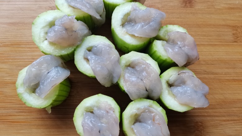 蒜蓉虾蒸丝瓜,丝瓜中间戳一个孔,把虾仁放进去