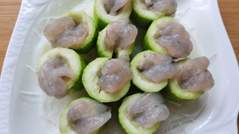 蒜蓉虾蒸丝瓜,摆上丝瓜虾仁