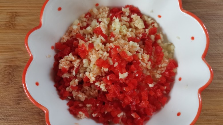 蒜蓉虾蒸丝瓜,蒜,红椒放入碗中