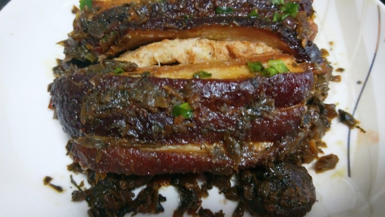 香菇卤肉饭,五花肉煮好捞出切片倒入生抽,<a style='color:red;display:inline-block;' href='/shicai/ 692'>酱油</a>,蚝油,盐,白糖,腐乳和少许抓拌均匀码在芽菜的上面