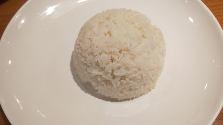 香菇卤肉饭,<a style='color:red;display:inline-block;' href='/shicai/ 507'>米饭</a>提前蒸好,装入小碗中,倒扣在盘中。