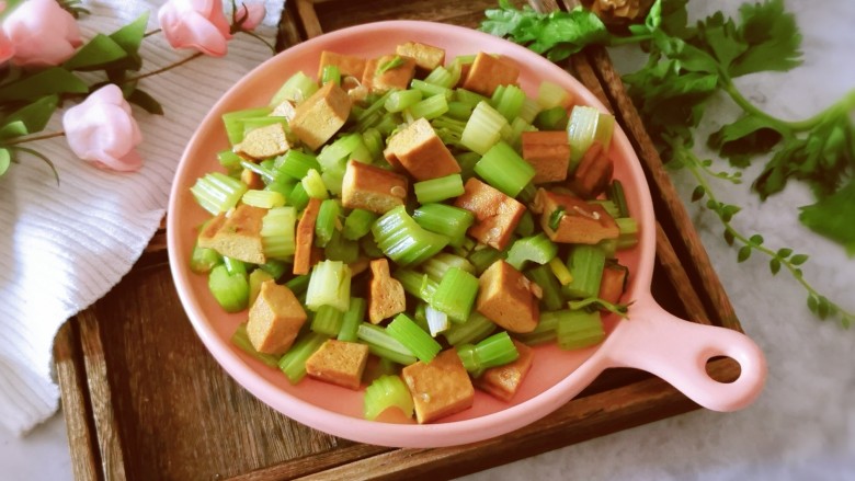 西芹炒香干,装盘食用。