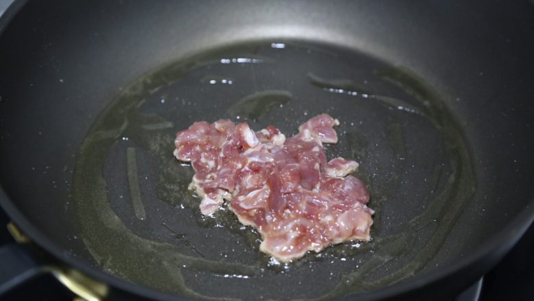葱爆肉丝,锅里烧热油,下肉丝