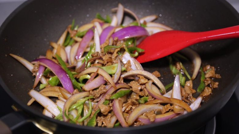 葱爆肉丝,再加入青椒,翻炒至断生
