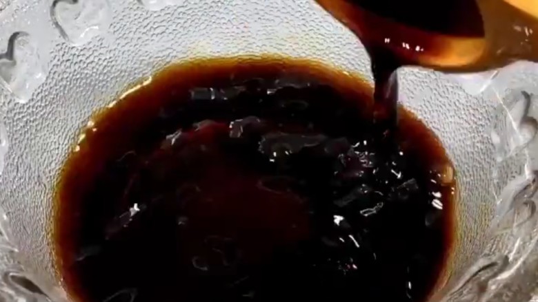 鱼香茄子盖饭,加入醋,酱油,水调料汁。