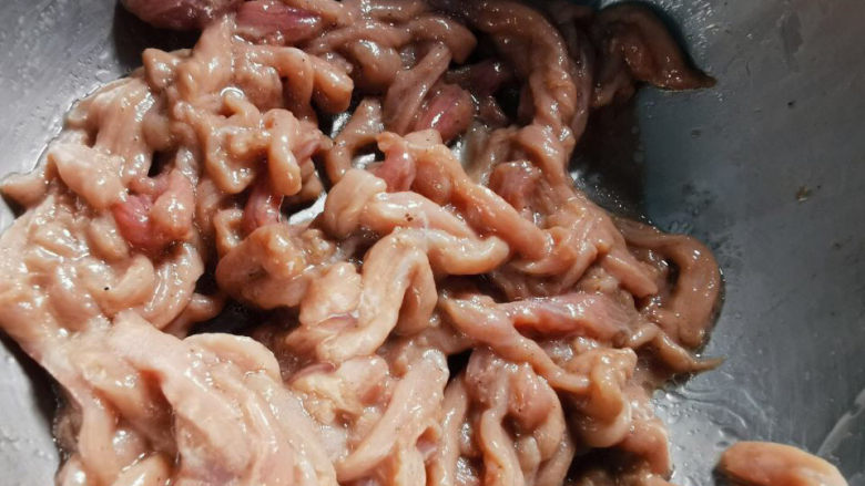 葱爆肉丝,抓腌均匀后封油,静置15分钟