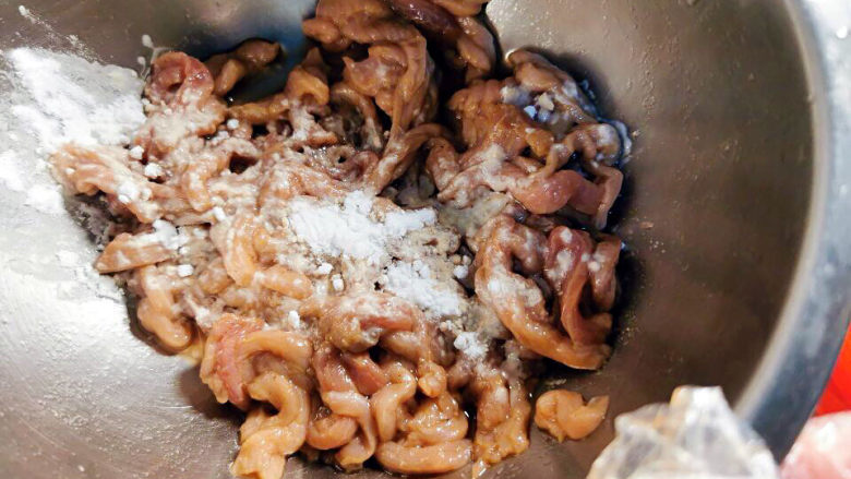 葱爆肉丝,生抽,老抽,蚝油,白糖,盐,料酒,水淀粉调匀,放入肉丝