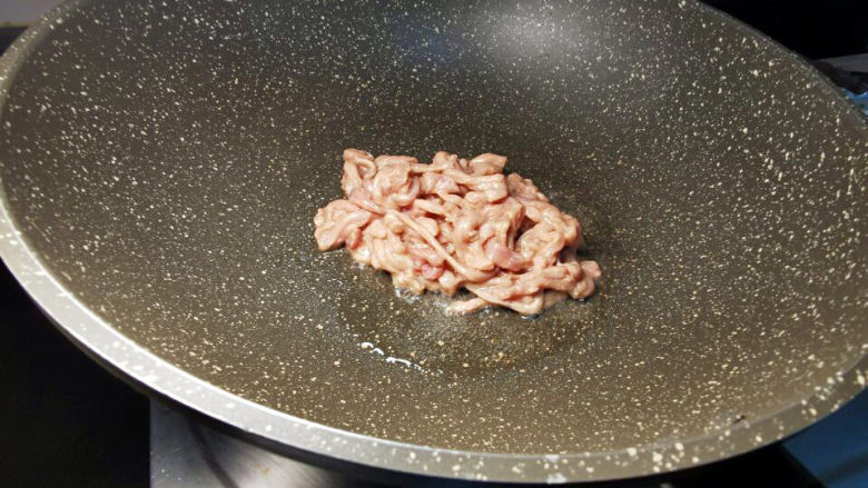 葱爆肉丝,热锅冷油,下肉丝,滑炒至断生捞出