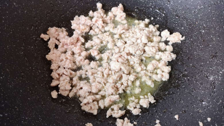 鱼香茄子盖饭,锅底留余油,下入肉末翻炒至变色。
