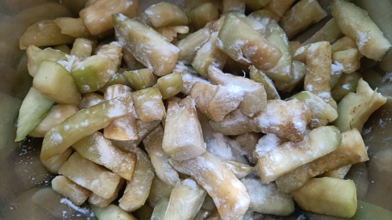 鱼香茄子盖饭,茄子已经变软,用手挤出水分,再薄薄的撒两层<a style='color:red;display:inline-block;' href='/shicai/ 512'>玉米淀粉</a>拌拌匀。