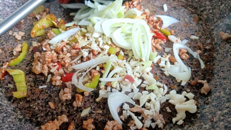 鱼香茄子盖饭,肉都吸收红油了,再倒入葱姜蒜,炒香