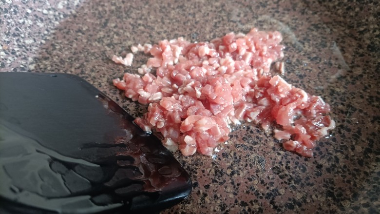 鱼香茄子盖饭,另起锅,倒入少许油,把肉末放进去炒制变色