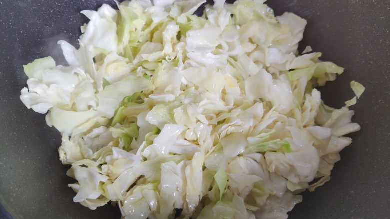 双椒手撕包菜,翻炒至包菜稍稍变软,体积变小