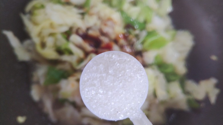 双椒手撕包菜,加一小勺细砂糖,带出鲜味,翻炒均匀,即可