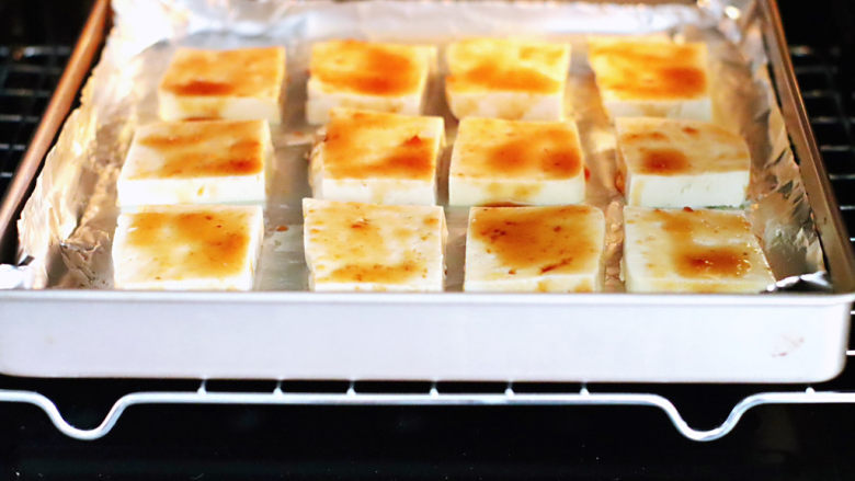 椒盐豆腐,烤箱提前预热后,把烤盘放入烤箱中层,200度烤10分钟。
